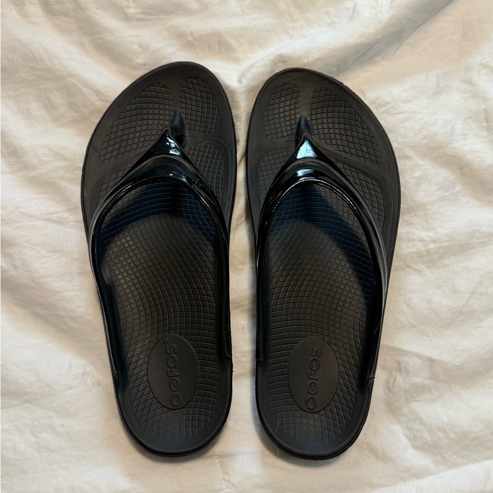 OOFOS Black Recovery Sandals